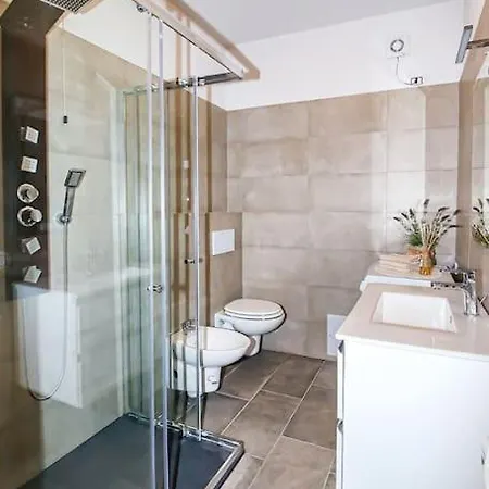 Casa Ariel, In Piazza A Colico, Appartement Colico